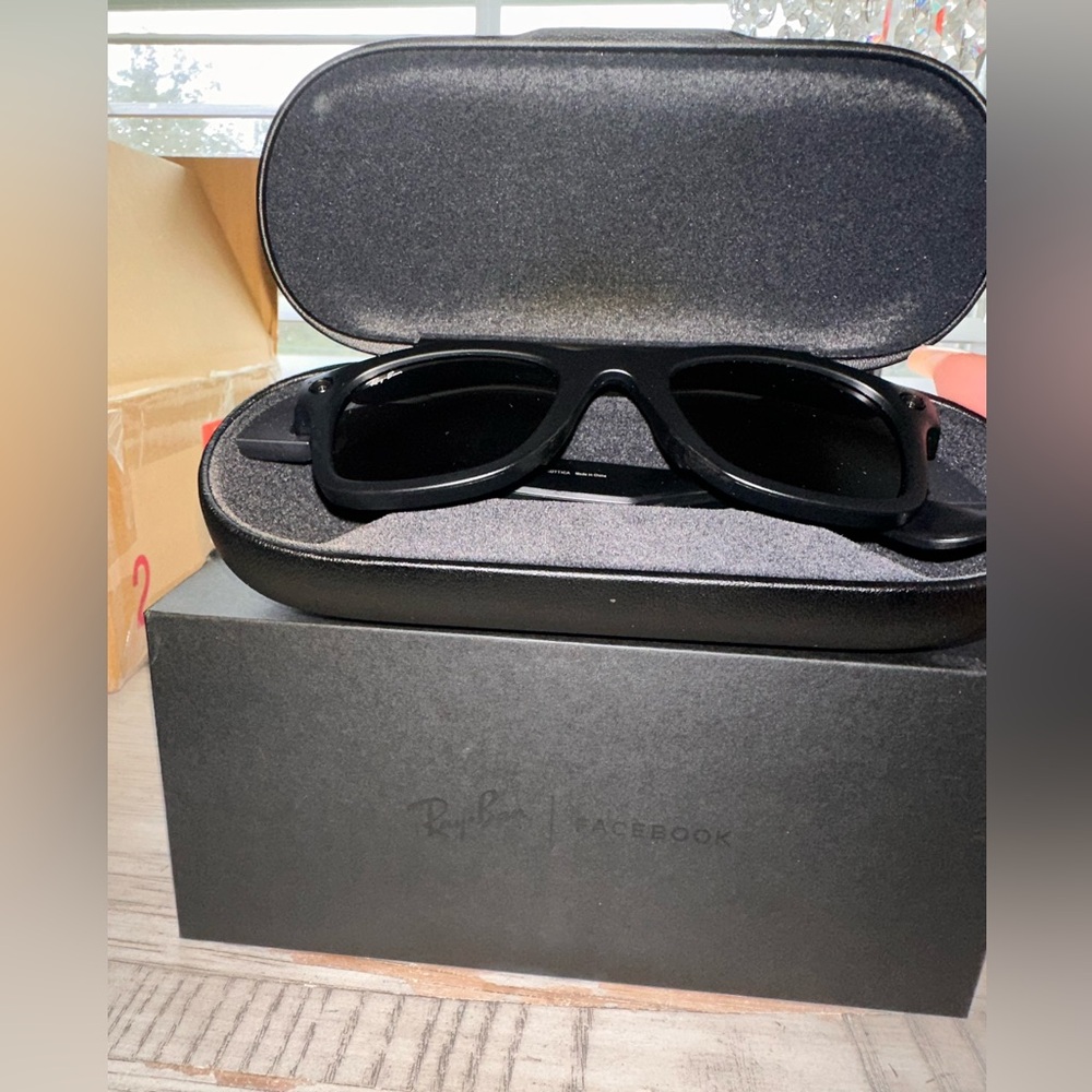 Unisex All inclusive Ray-Ban Meta Wayfarer smart glasses in black. Worn once !